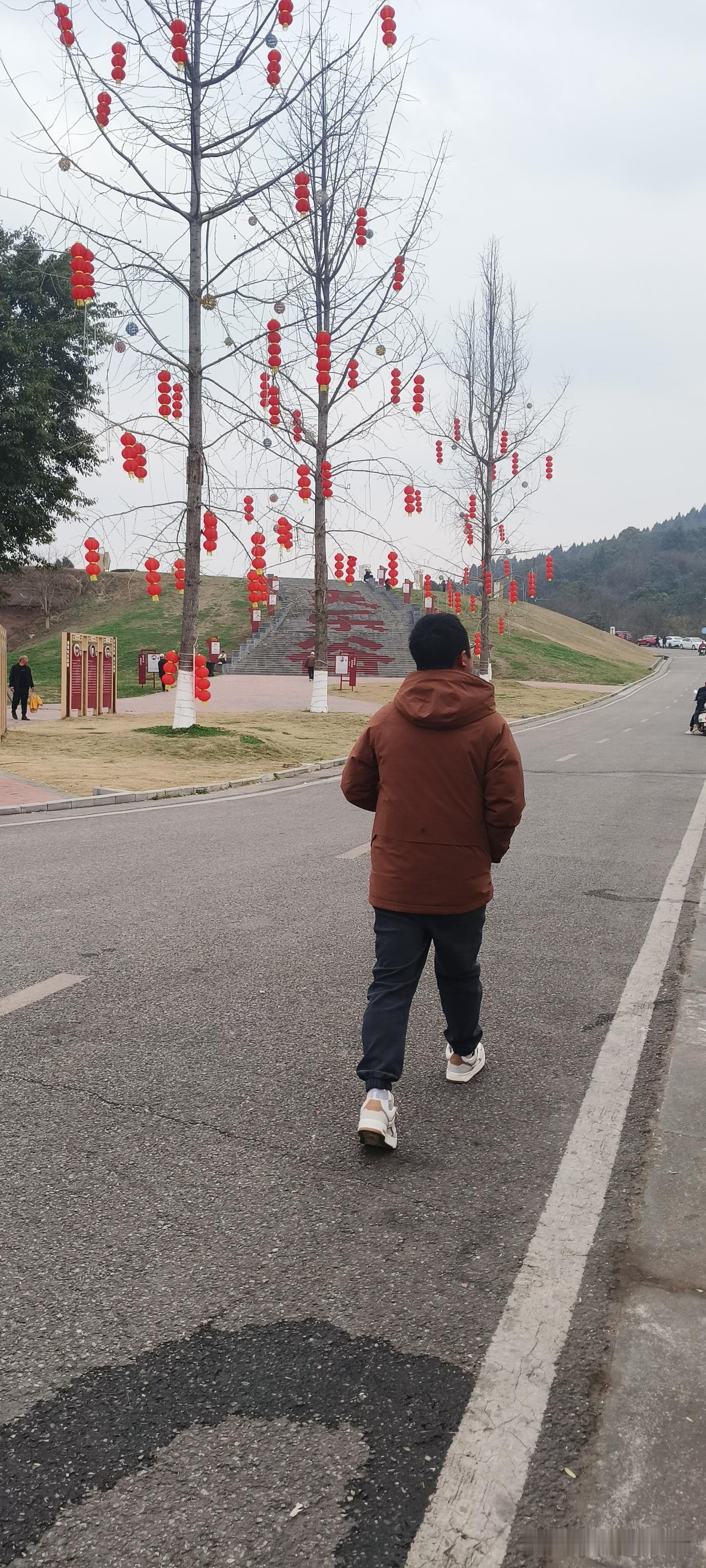 医学博士文化程度确实很高，按理说可以找到高工资的工作。理想很丰满现实很残酷，现代