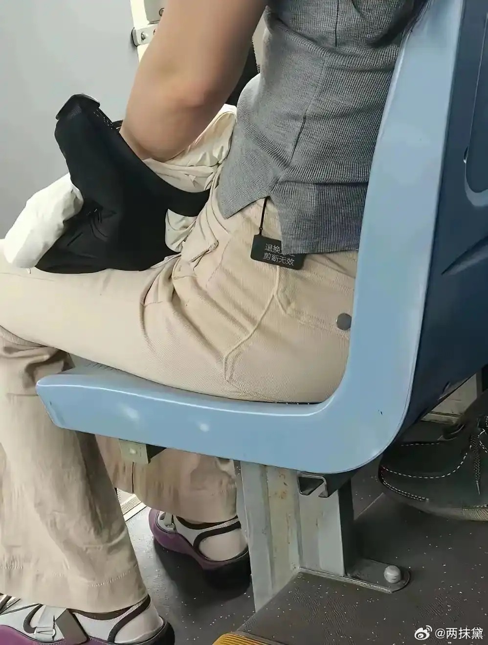真有人这么明目张胆吗.….？ 