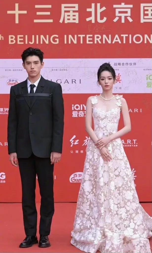 这两人是互相欠了对方八百万吗？北京电影节红毯，陈飞宇周也带着电影《倒数说爱你》亮