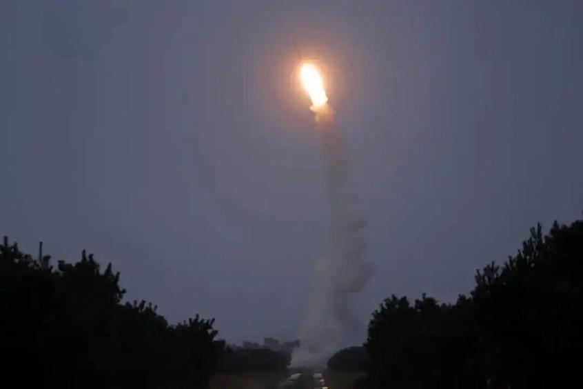 朝鲜终于出手了！金正恩亲自现身，一枚导弹砸向了日本海。一贯有“东亚小钢炮”之称的