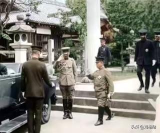这张老照片极具讽刺意味。镜头之下，久迩宫邦彦王一身将官军装，勋章缀满胸前，皇族的