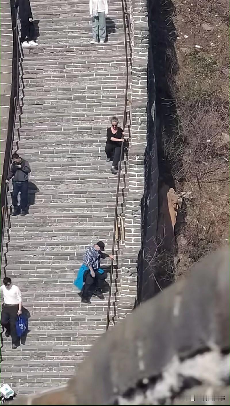 要不是有监控，谁也想不到老外爬长城，她下一个动作让所有人都匪夷所思！
注意看图中