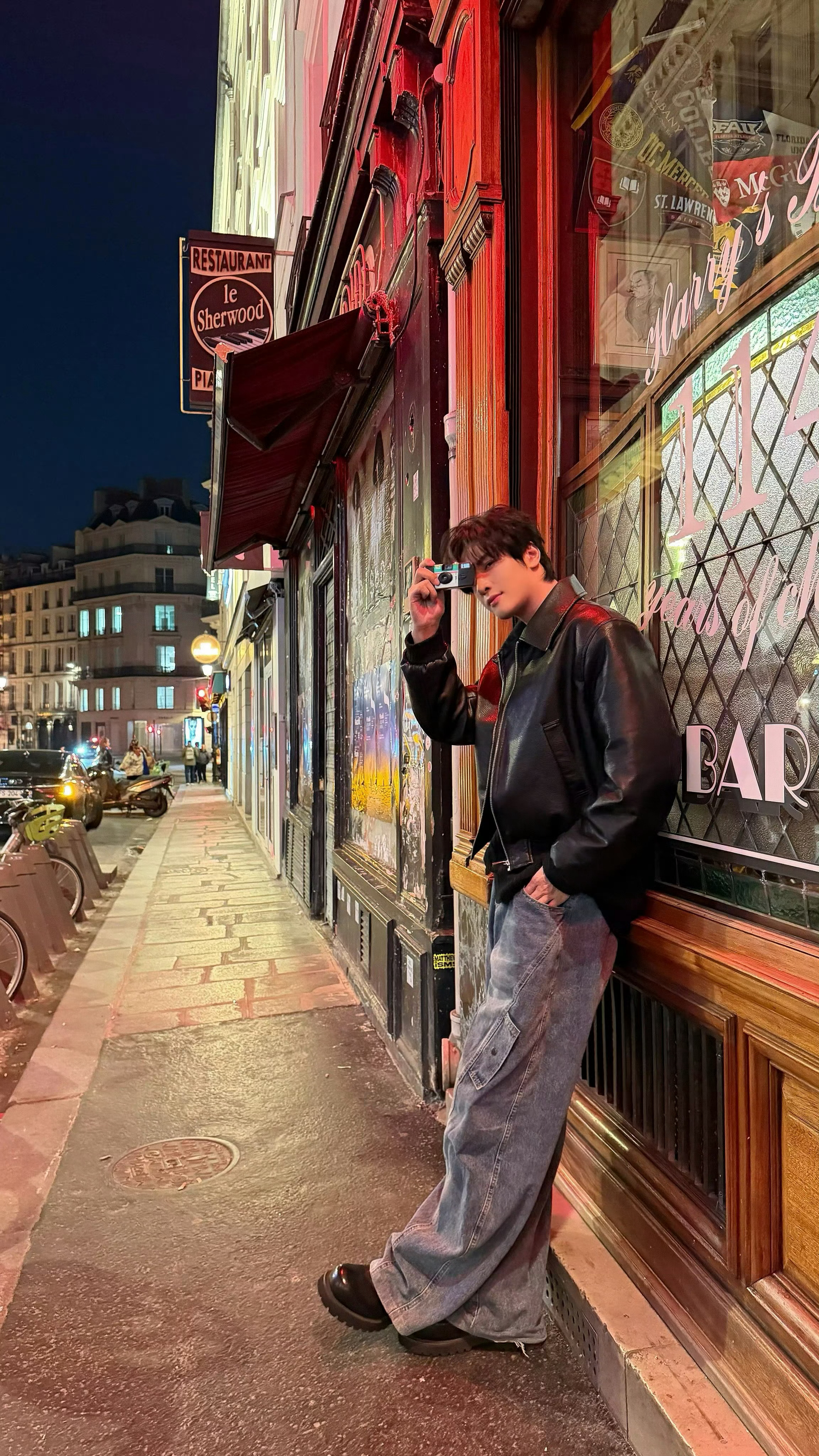 展轩巴黎街头live照展轩巴黎街头live照捕捉巴黎街头的黑皮衣男模昏黄灯光下氛