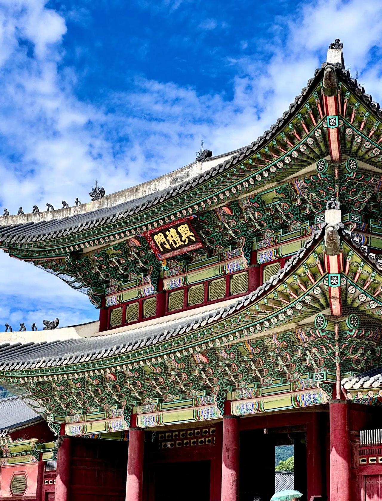 首尔景福宫：满眼汉字
 
很多游客第一次走进首尔景福宫，都会生出一种错觉，仿佛并