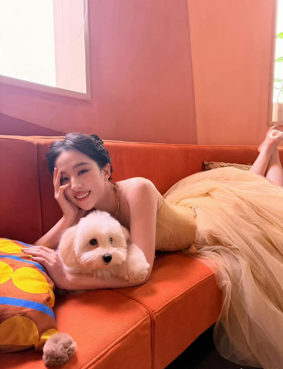 有谁和我一样狠狠的羡慕刘亦菲怀中的那只小狗，有多幸运才能被刘亦菲抱在怀中。

照