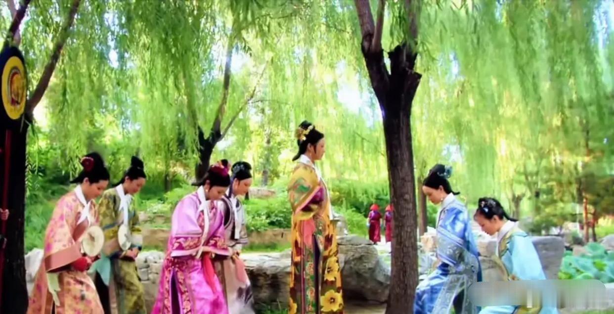 甄嬛传里的一经典镜头～华妃步步向前紧逼，甄嬛步步后退给华妃行礼！尽管华妃跋扈，身