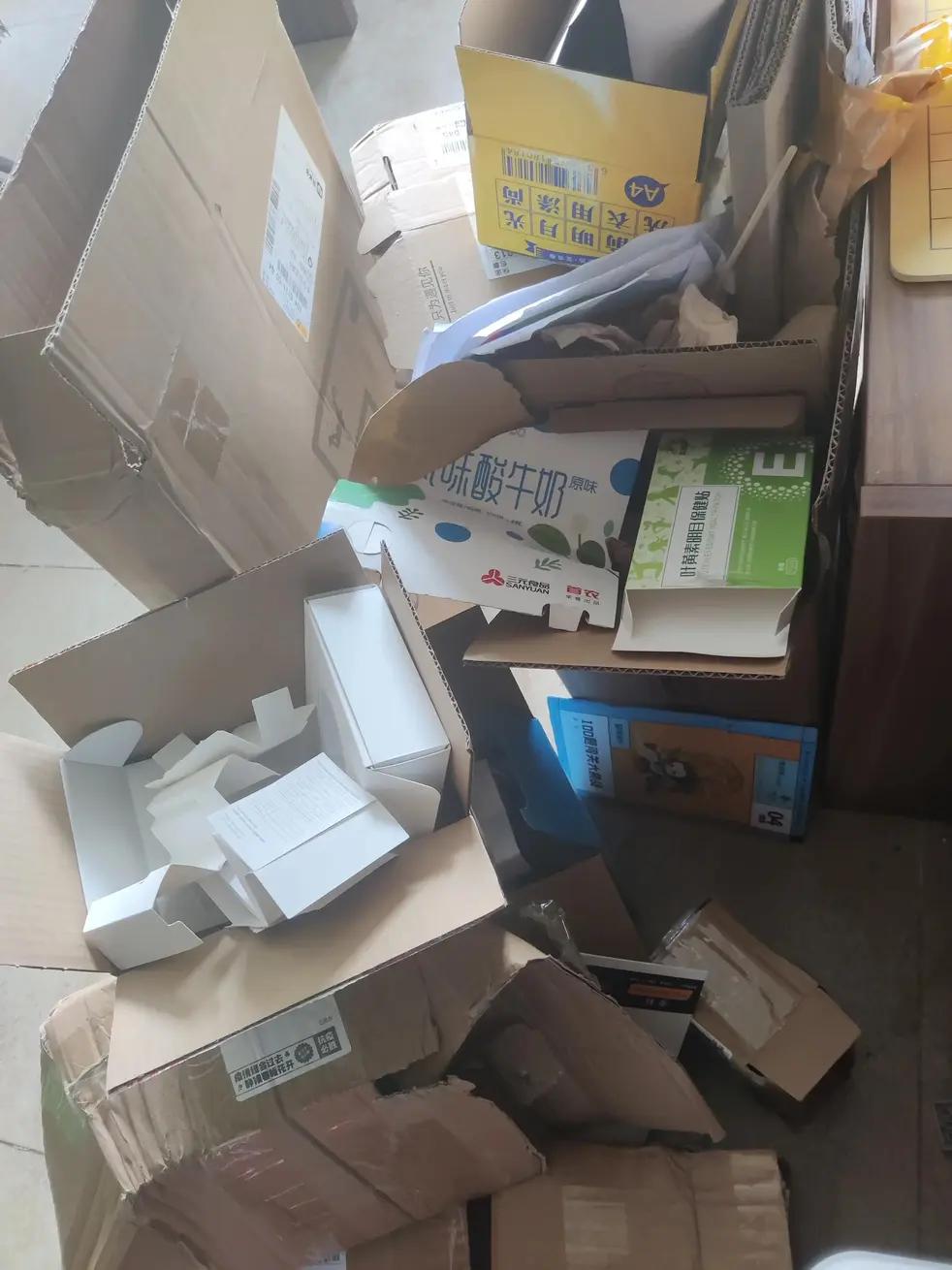 今天下午整理了一下废品，然后把它们全都卖了。看着堆了一大片，结果只卖了20块钱。