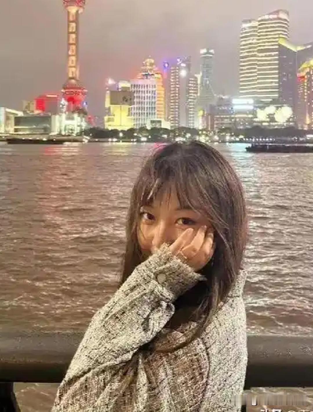 上海有个姑娘因长期失业、经济拮据，无奈将父母遗留的一套价值400万的房产出售。巧