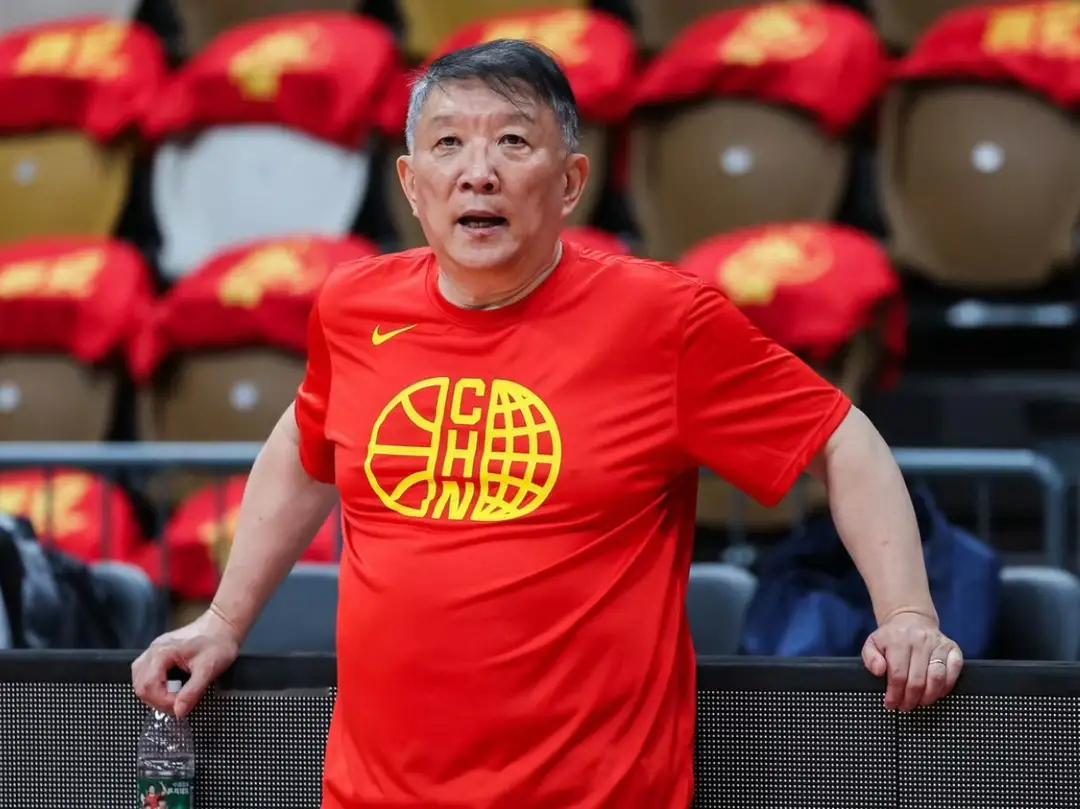 宫鲁鸣回应中国女篮三分13中0宫鲁鸣表示：“这个不能以一场球来定，今天有点特别，