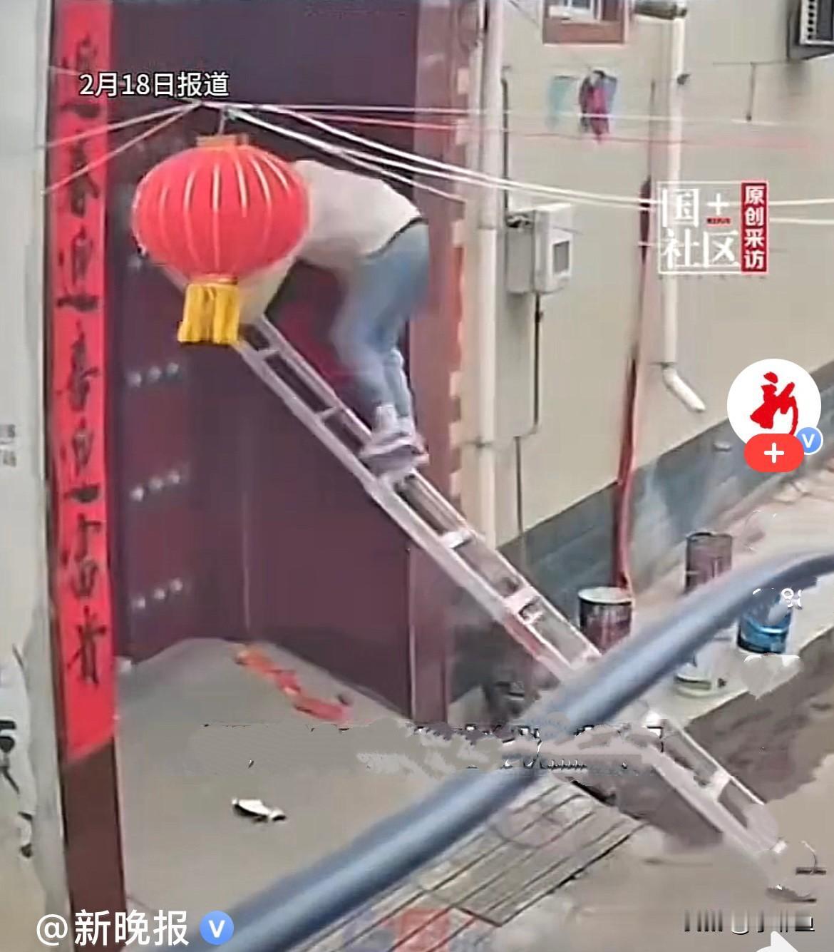 腊月廿八，河北邯郸一小伙准备给他家大门贴春联，一个人支了那种铝合金的梯子，这种梯