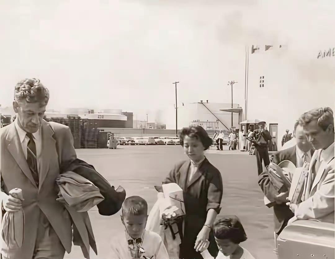 这是一张抓拍的照片，1955年9月17日，美国洛杉矶港口钱学森一家即将搭乘“克利