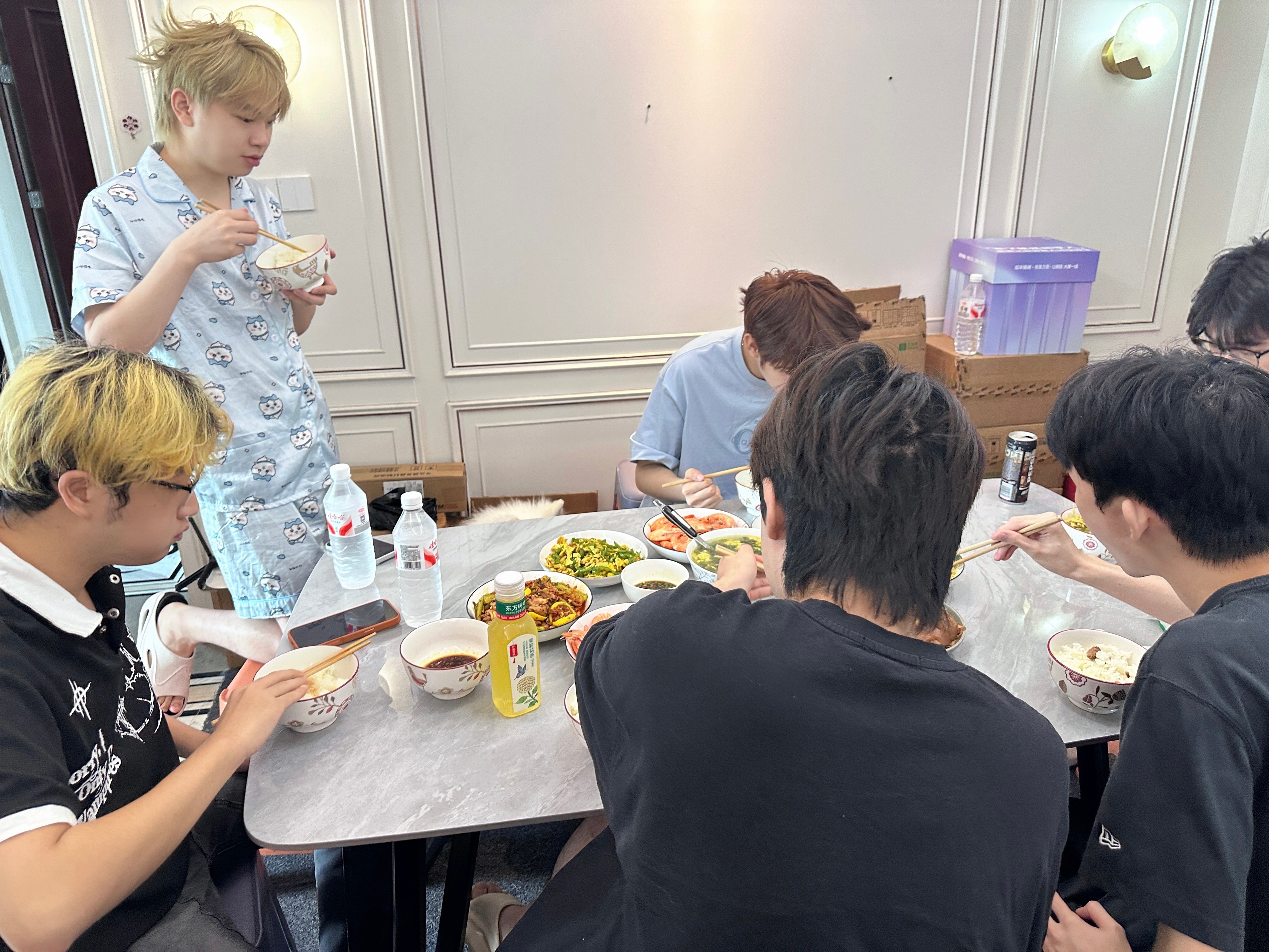 战队食堂日记更新，大坝身着睡衣与队友共进午餐。各人任务如下：小伞：摸多肉；小导：