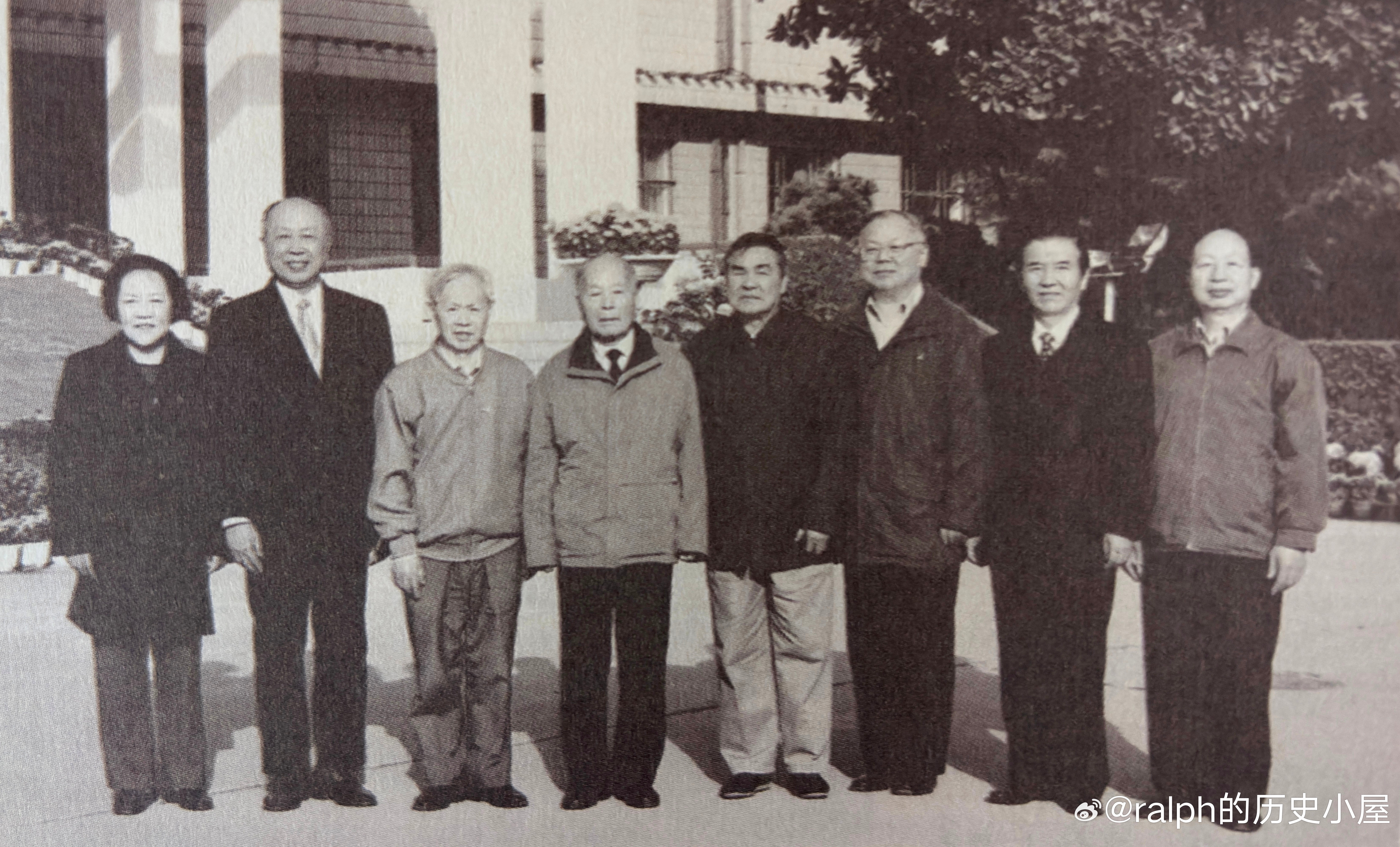 2003年西北核技术研究所的院士们在一起。左起邱爱慈、杨裕生、于敏、程开甲、乔登