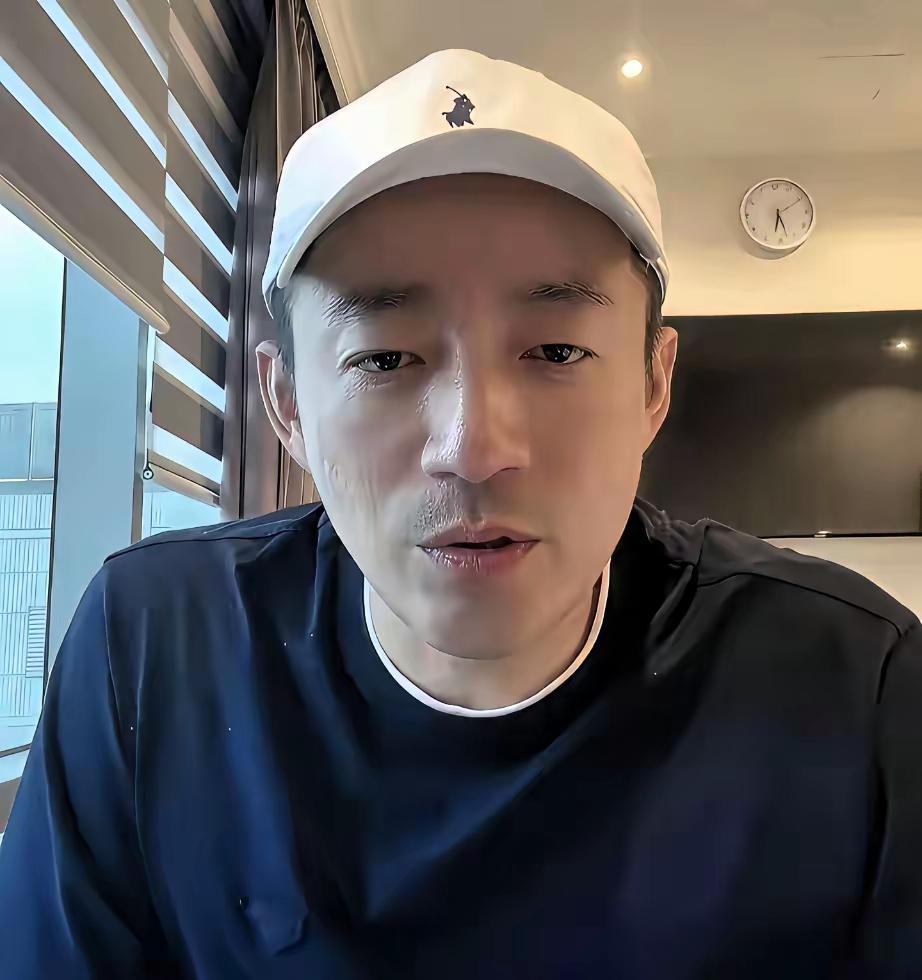 汪小菲有点糊涂啊，
说要和妈妈撇清关系，
麻六记跟妈妈没多大关系，
有点拎不清了