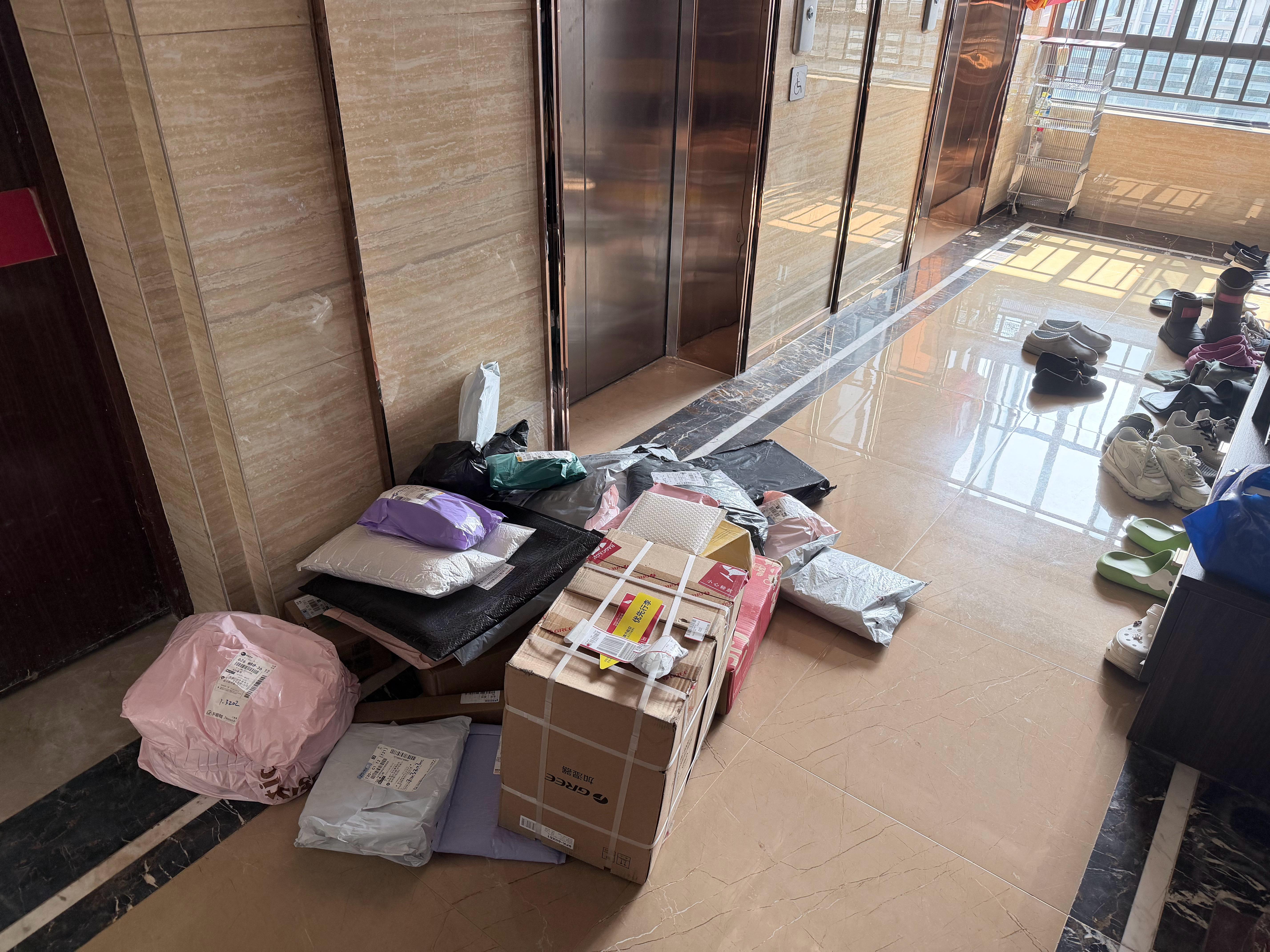 我妈给我发信息，说今天买了点水果去我家，发现一大堆快递，问有没有送给她的东西我靠