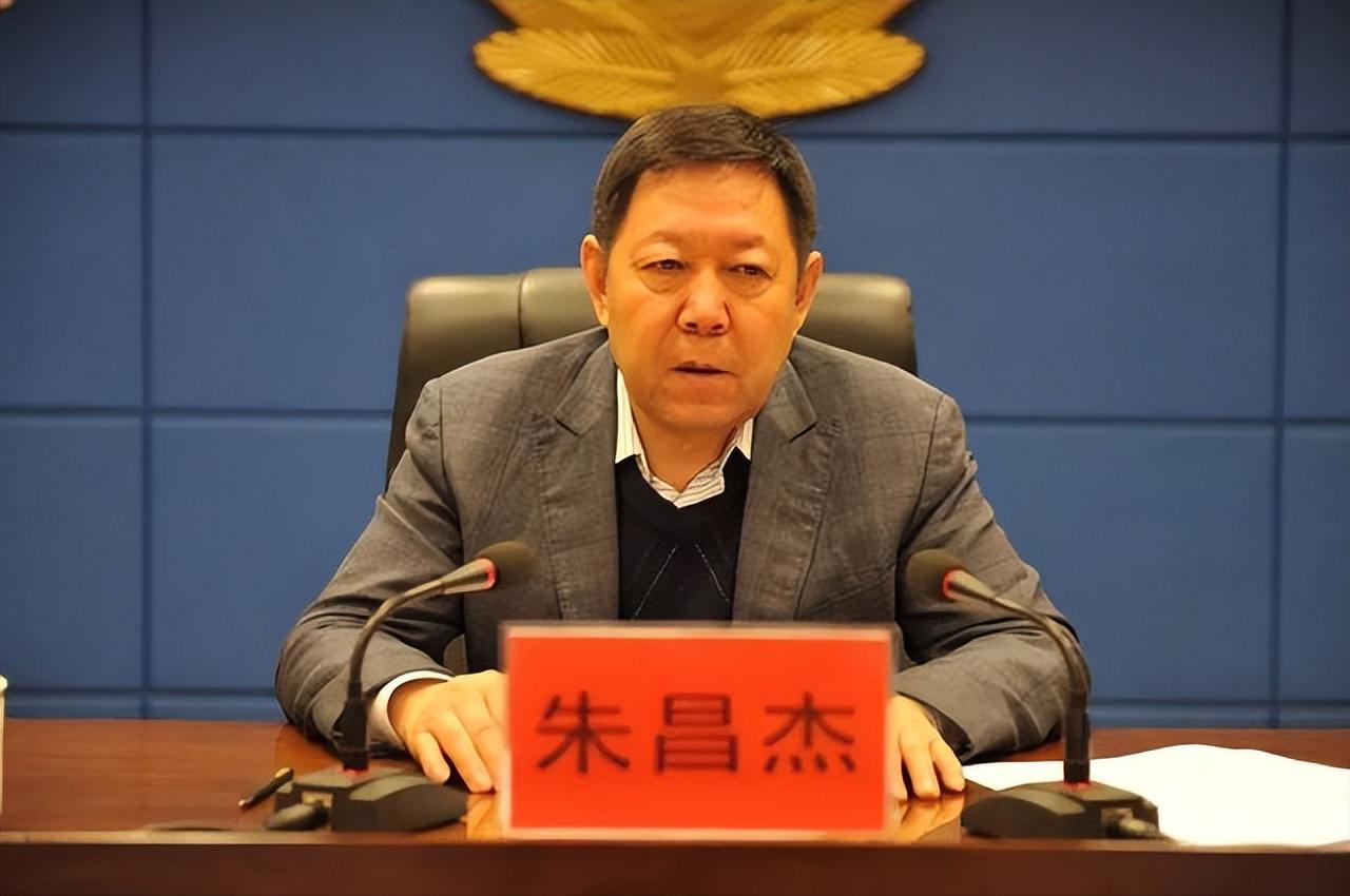 打虎！新疆公安厅原厅长朱昌杰被查，什么叫晚节不保，这就是。1957年出生的朱昌杰