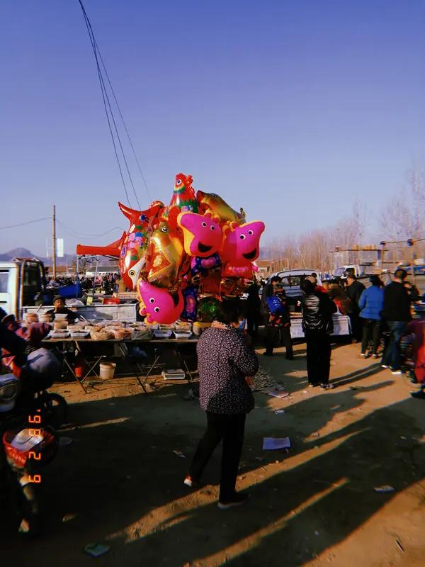 新年赶庙会，那可是超有年味儿的爱好！庙会起源能追溯到远古祭祀活动，最初是祭祀场所