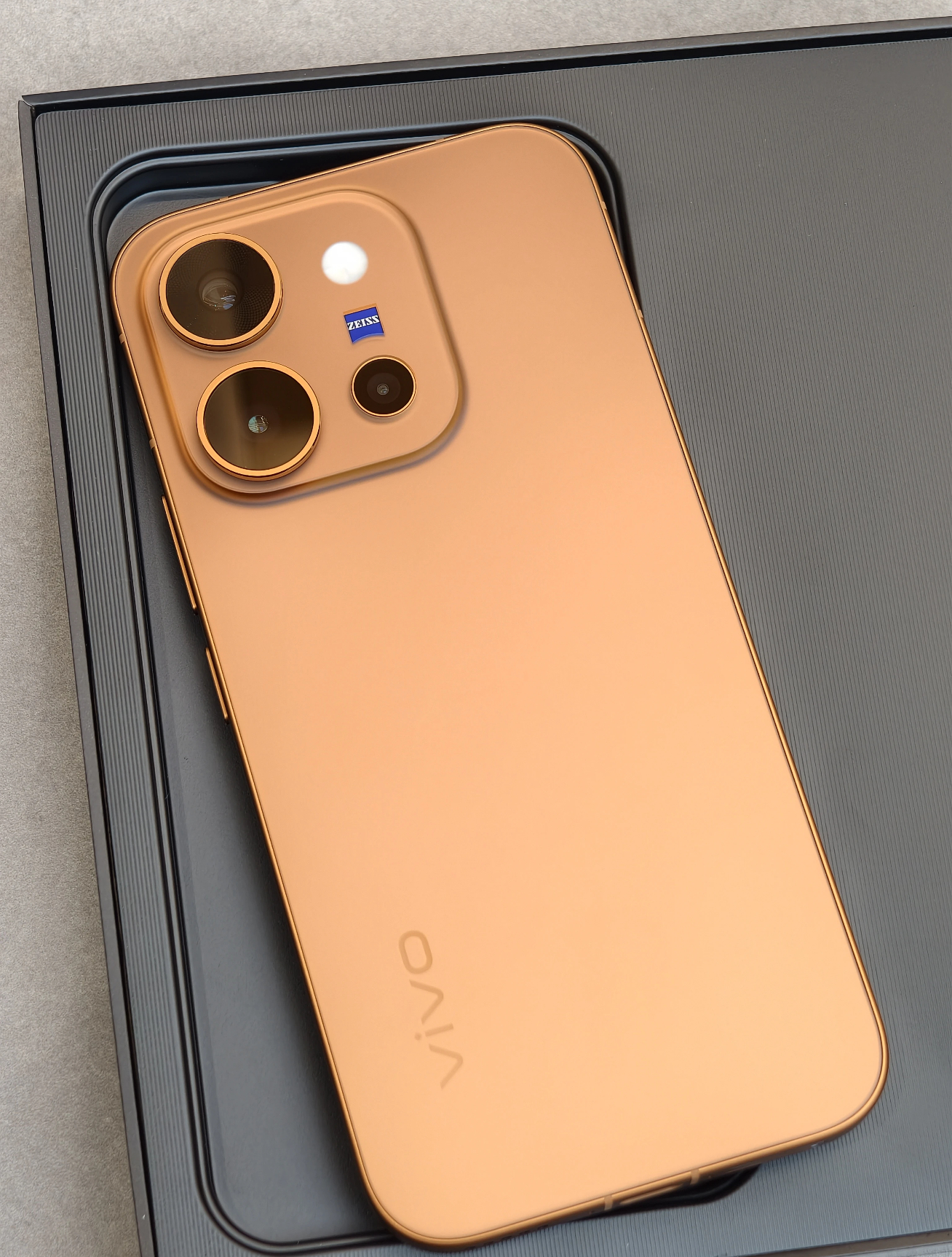 感觉vivo X300 E更像一台部位机型，处于S和X系列之间本来觉得设计有点素