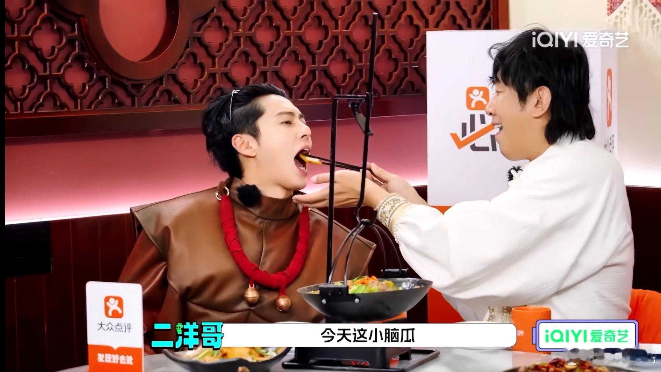 王鹤棣叫于洋主人 胜者组王鹤棣拿到美食瞬间化身“干饭人”，那风卷残云般的进食速度