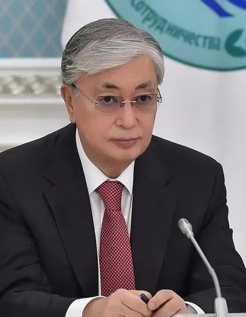 哈萨克斯坦这回算是把 “摇摆” 玩明白了，前脚刚跟美日签完稀土大单，后脚油轮就在