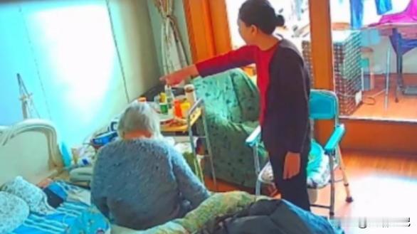 这个保姆真可恶！上海一女子回国探望94岁公婆，保姆却不让进门，女子非常诧异，想了