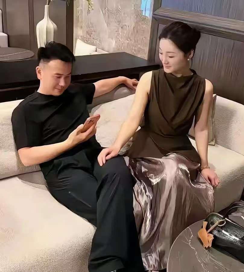 大衣哥终于把话挑明了，陈亚男当初非要离婚，根本原因就俩字：闺蜜，憋了整整五年，“