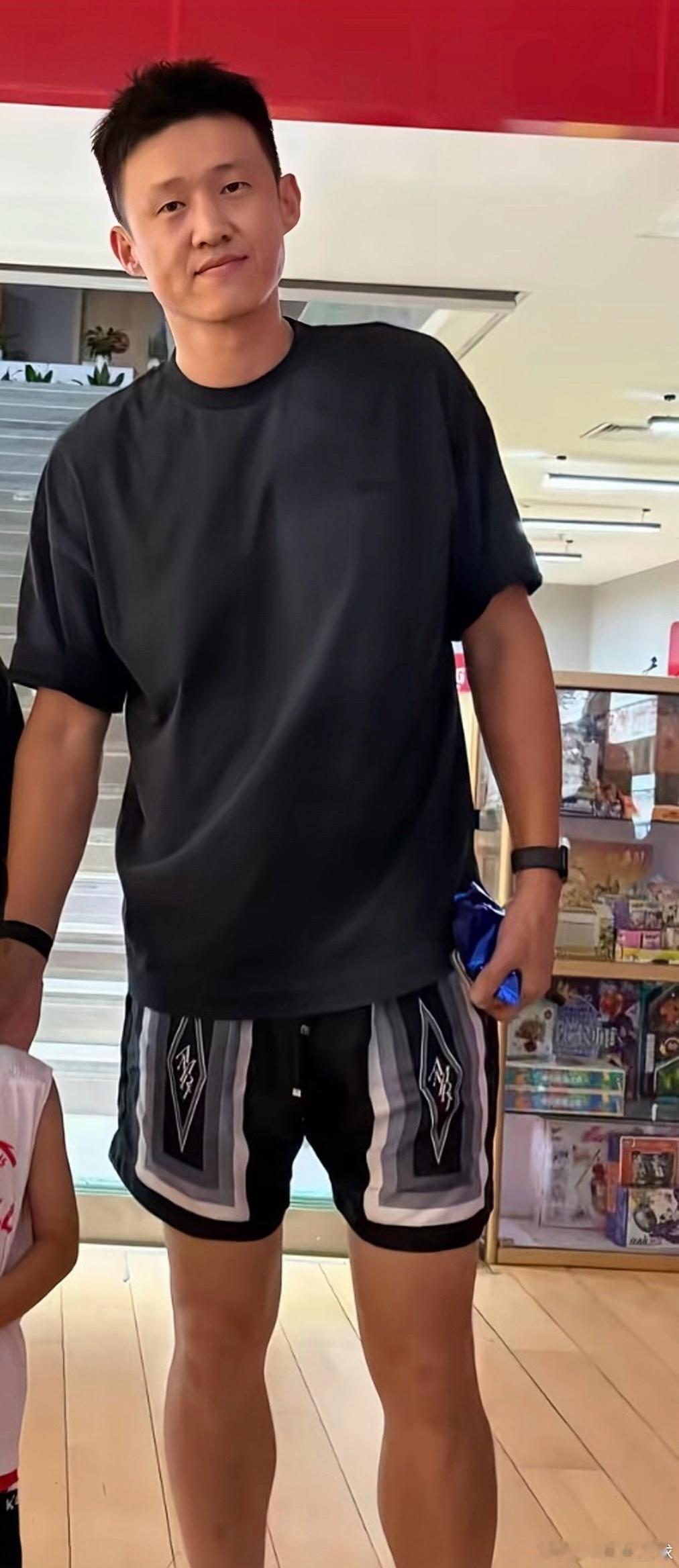 两大广东名宿齐聚深圳，易建联久违公开亮相许久没有公开露面的大哥易建联，近日现身深