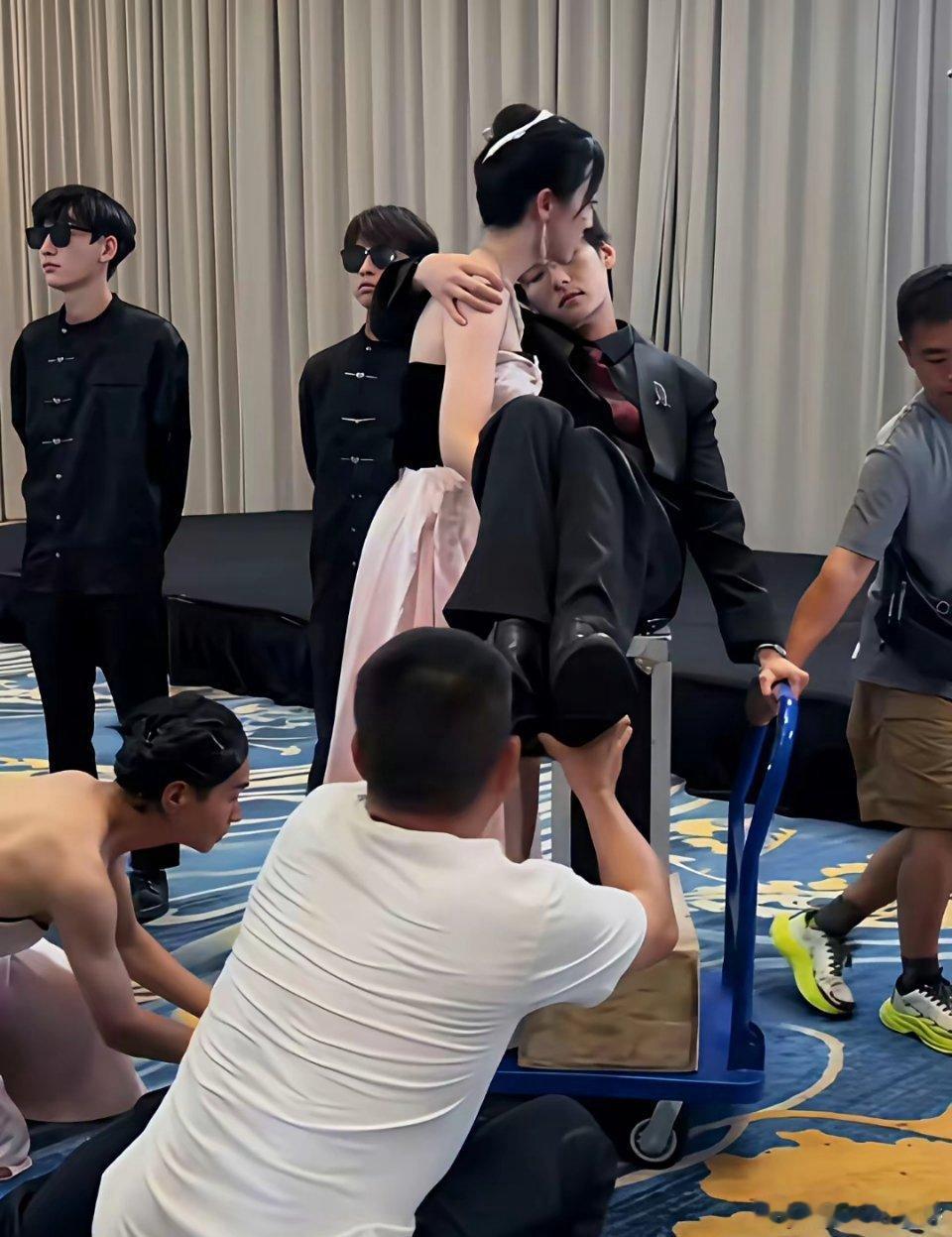 短剧里抱男主，原来是这么拍的呀