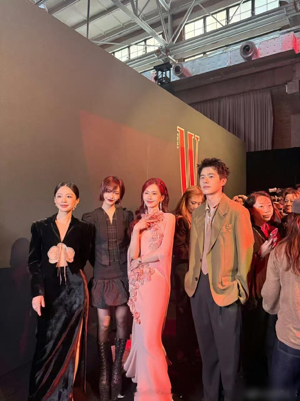 刘诗诗李沁刘昊然李庚希w盛典同框，好美好温柔的诗诗 ​​​