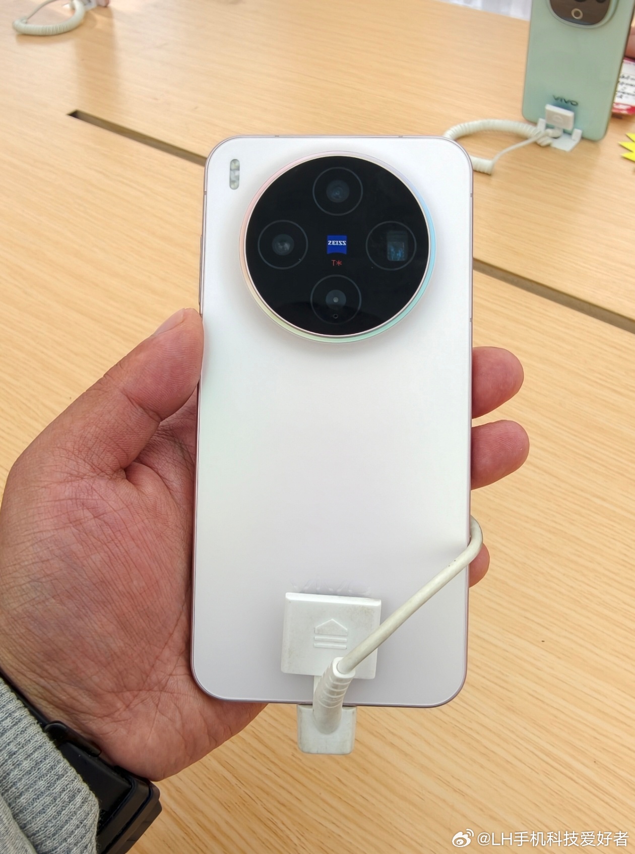 vivo X300s和vivo X300相比，有哪些升级？由于内存涨价，这一代v