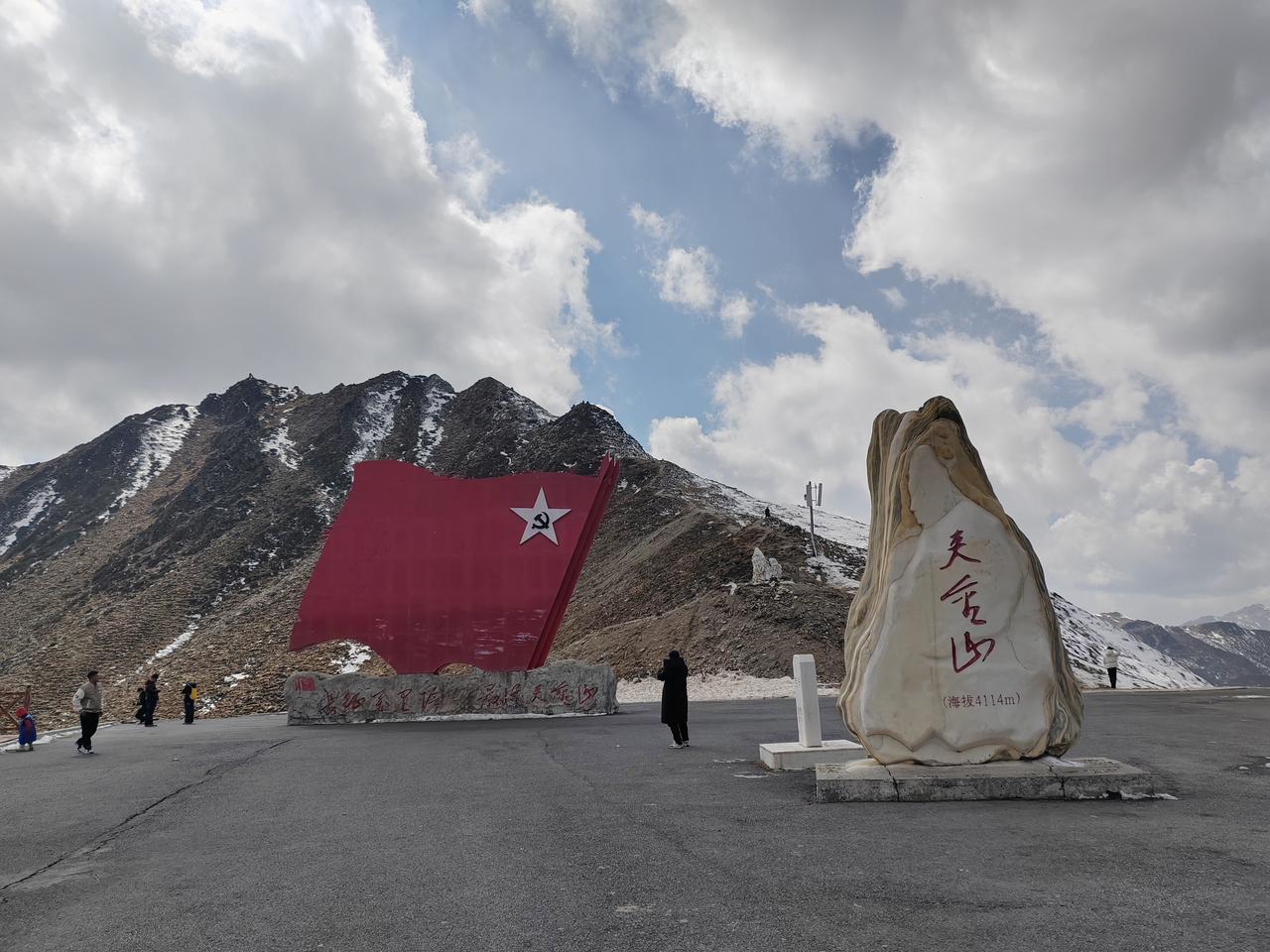 4114米的夹金山垭口，曾是鸟儿难越的天险。1935年红军踏雪而过，把信仰刻进冰