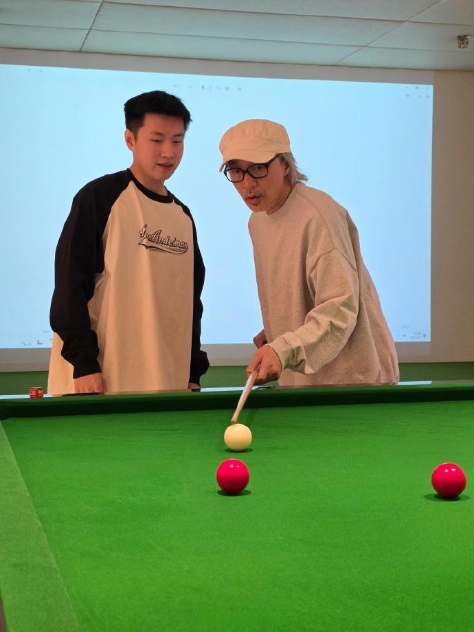 周星驰更新社媒：在不同类型的运动方面，我一向都很乐意教导别人，但今天有只迷途羔羊