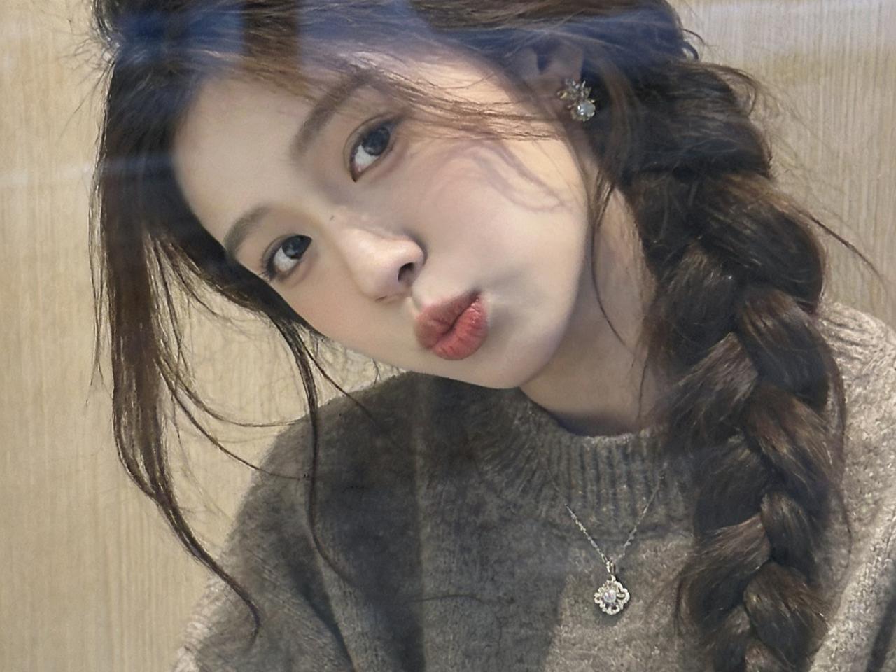 大家是不是都觉得有钱很好，其实有钱也有不好的。
前天晚上跟我爸爸哥们的女儿在那聊