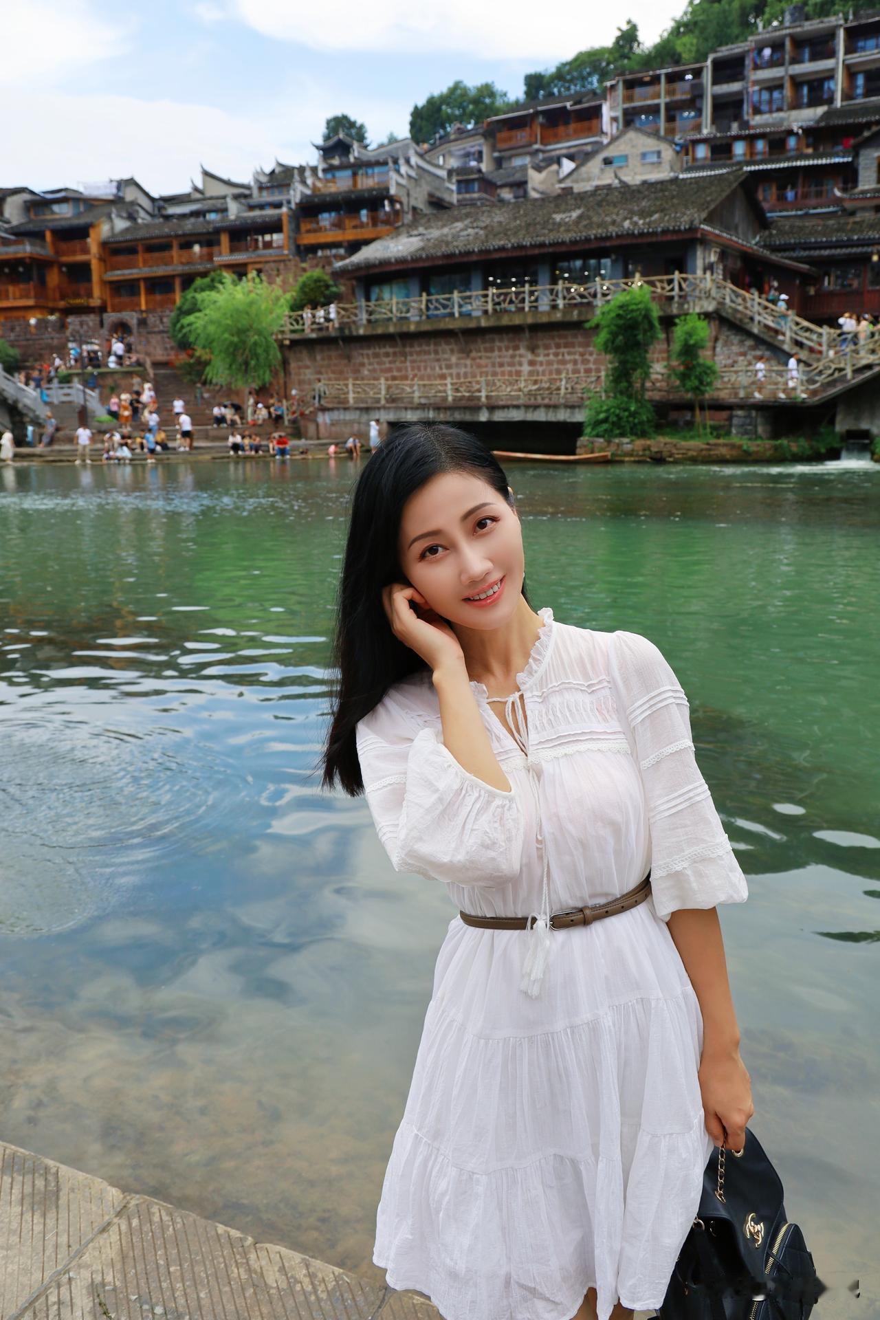 都说湘西好风光，凤凰古城似吾乡