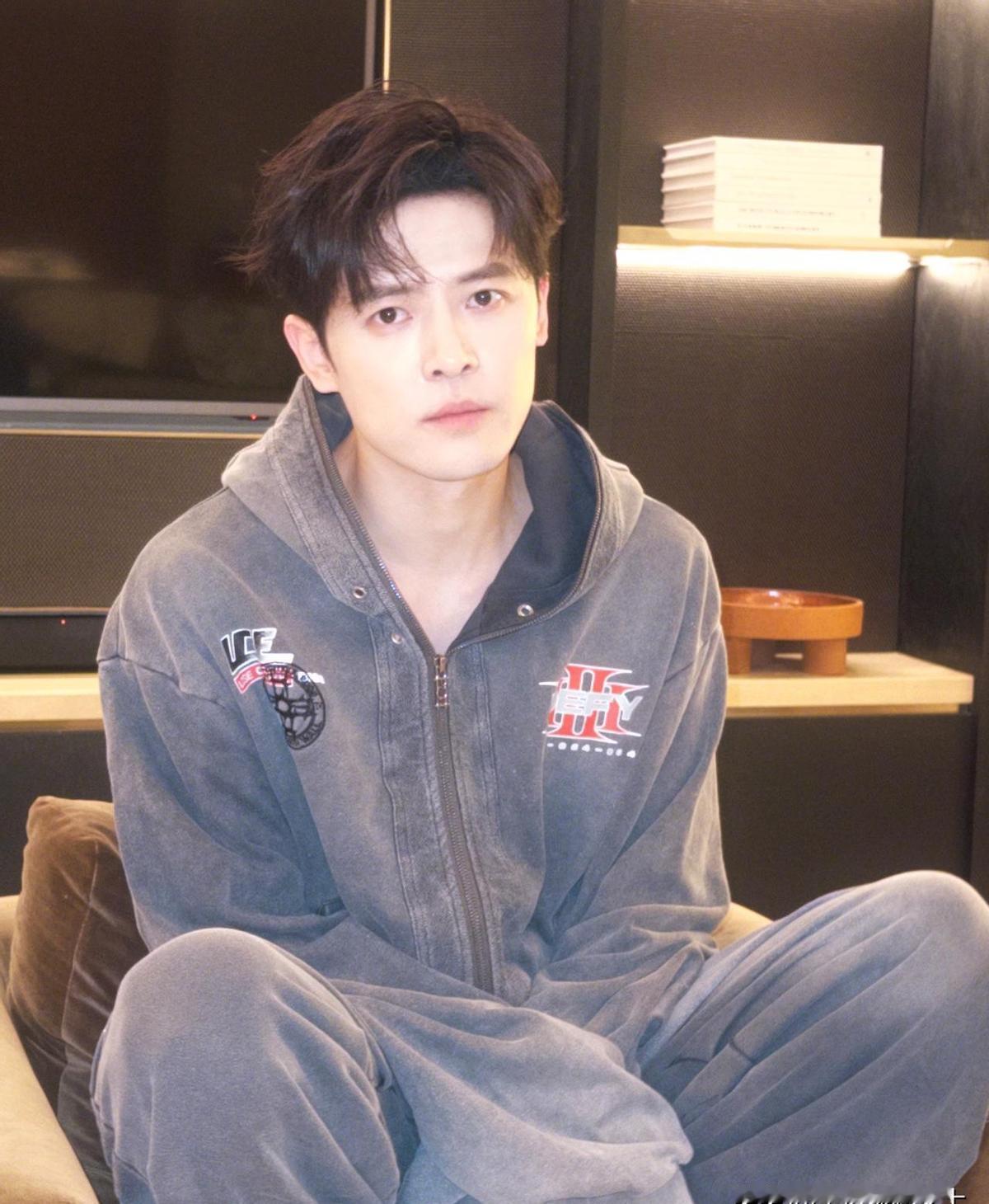 他管钱，她存钱，俩人没算过谁该给多少。
房贷水电他扛，她拍戏赚钱，钱交爸妈管。