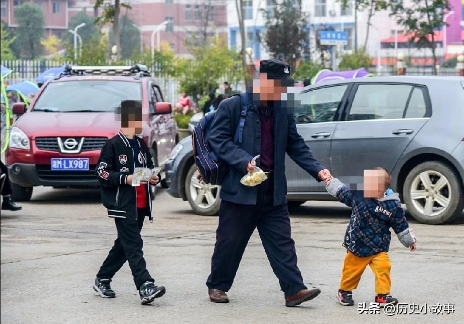 坐在车上的小男孩，突然拉开车门向路边站着的白发老人跑去，接下来的一幕，让孩子妈妈
