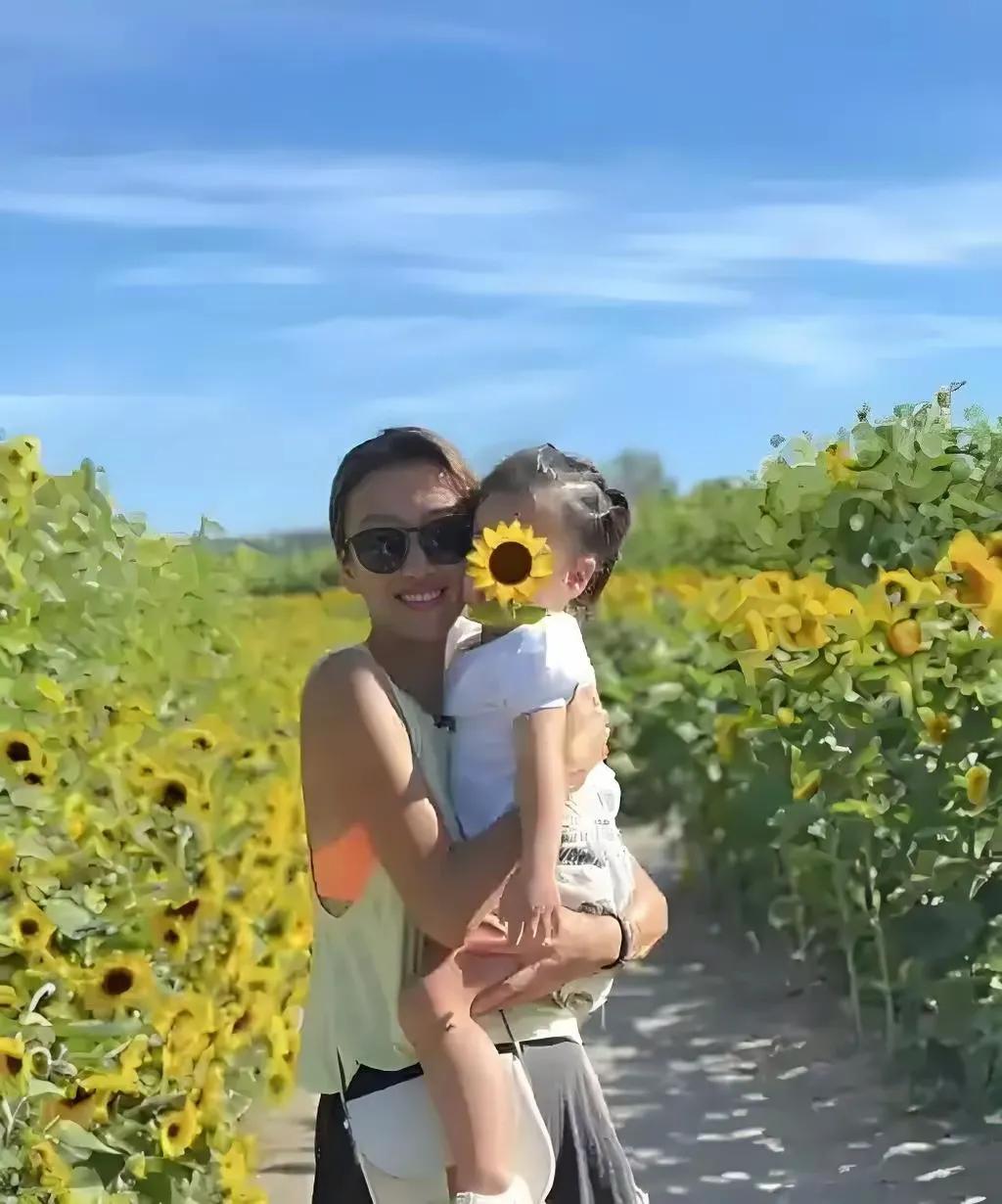 不愧是谢贤的宝贝女儿，谢霆锋的妹妹，一胎女儿六岁多，你还不知道她生父是谁，如今已