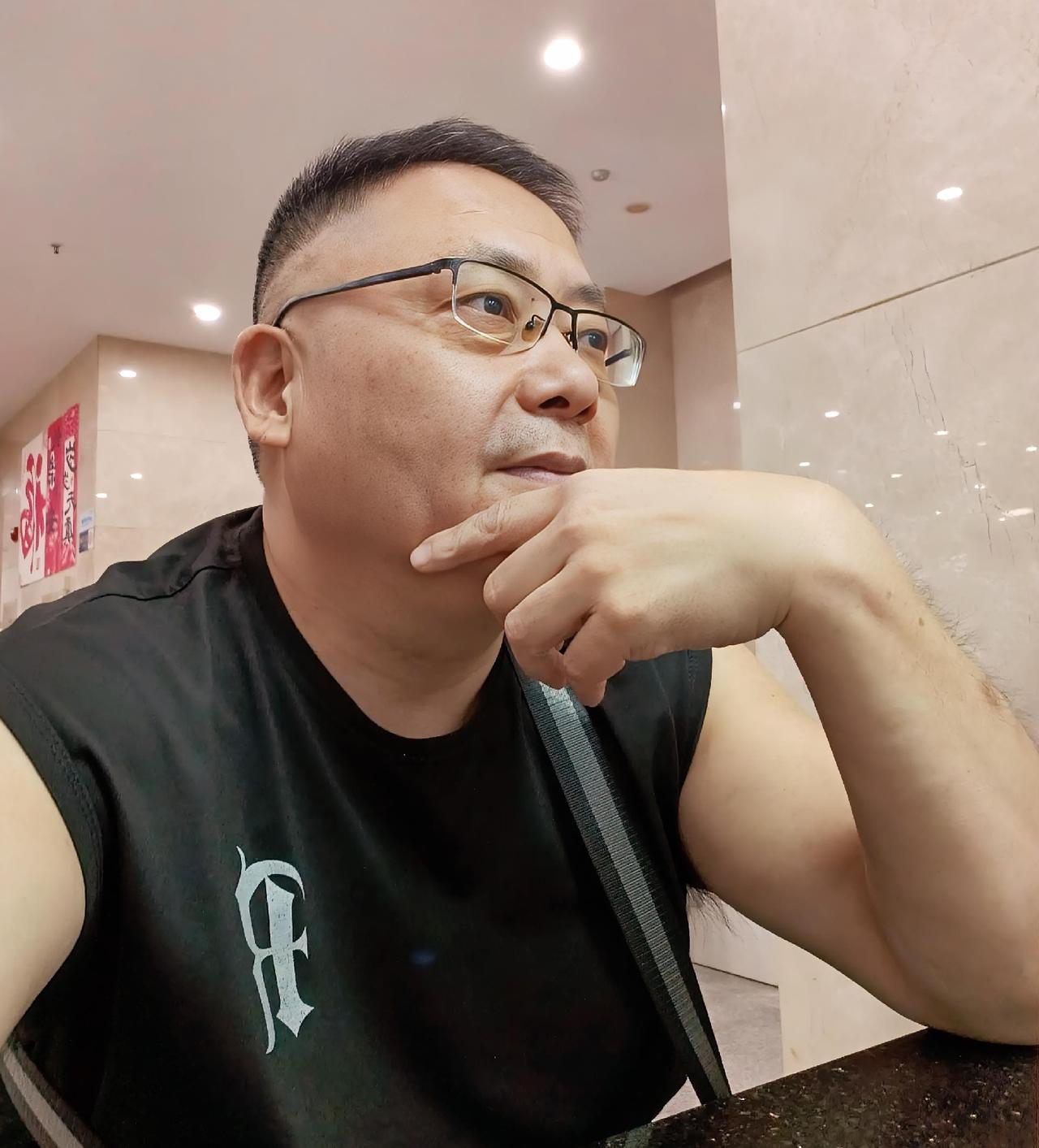 我每年都要定下存款的“年目标”。

退休前每一年存4万；退休后每年存6万，每年初