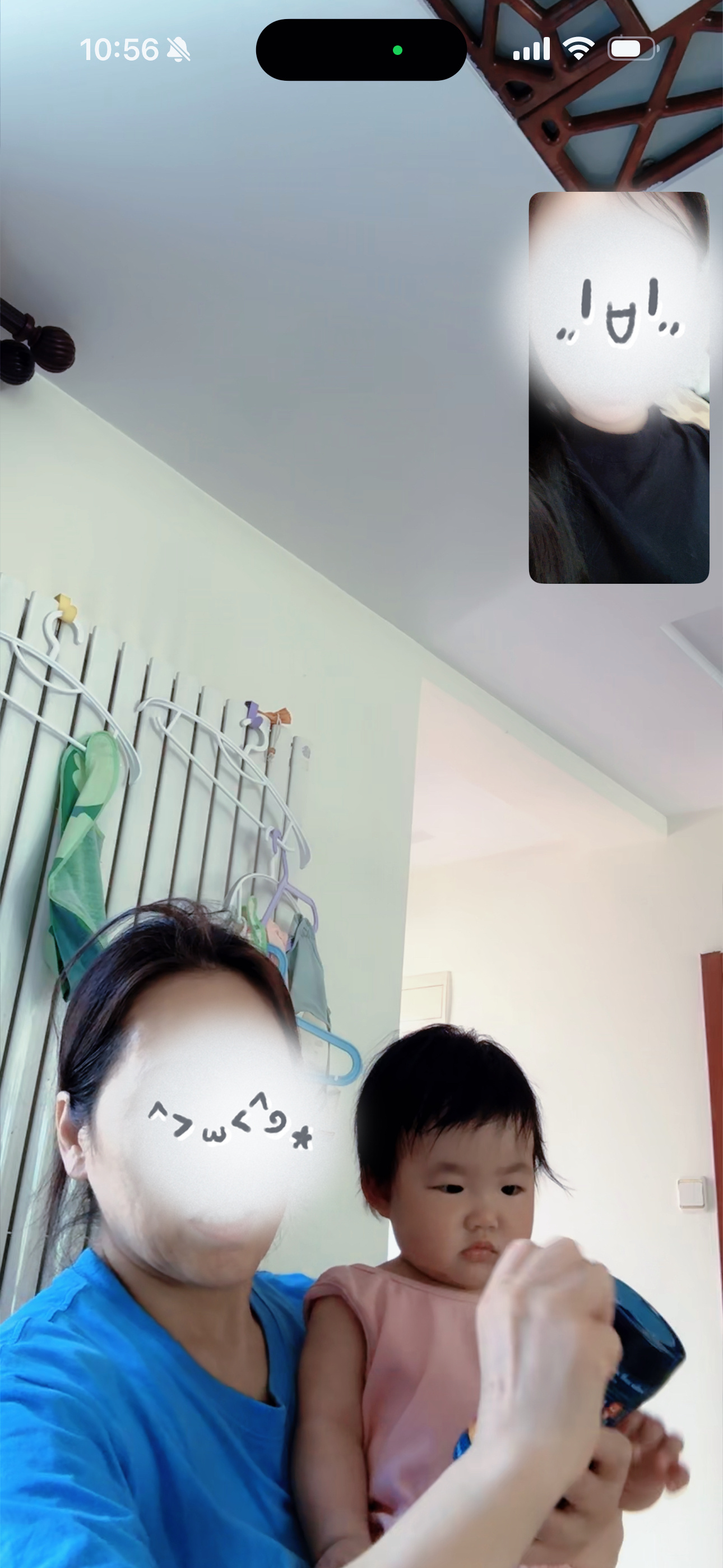 早上跟绾绾们视频了一下我妈：你看我这件蓝色衣服怎么样？我：显得你挺白的，显得我姑