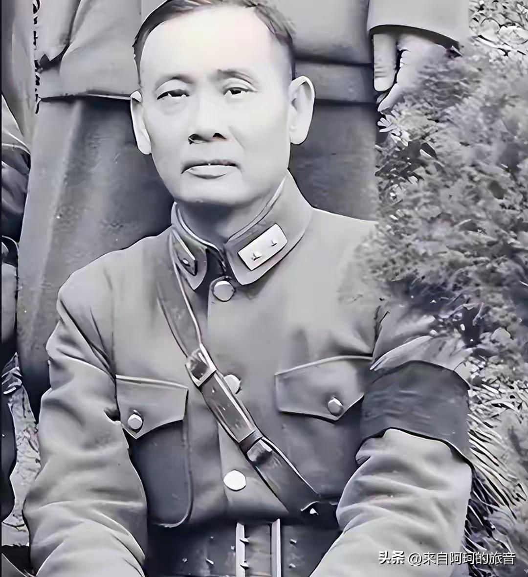 1949年9月，新疆警备总司令陶峙岳坐在迪化的指挥部里，整整三天没合眼。桌上的电