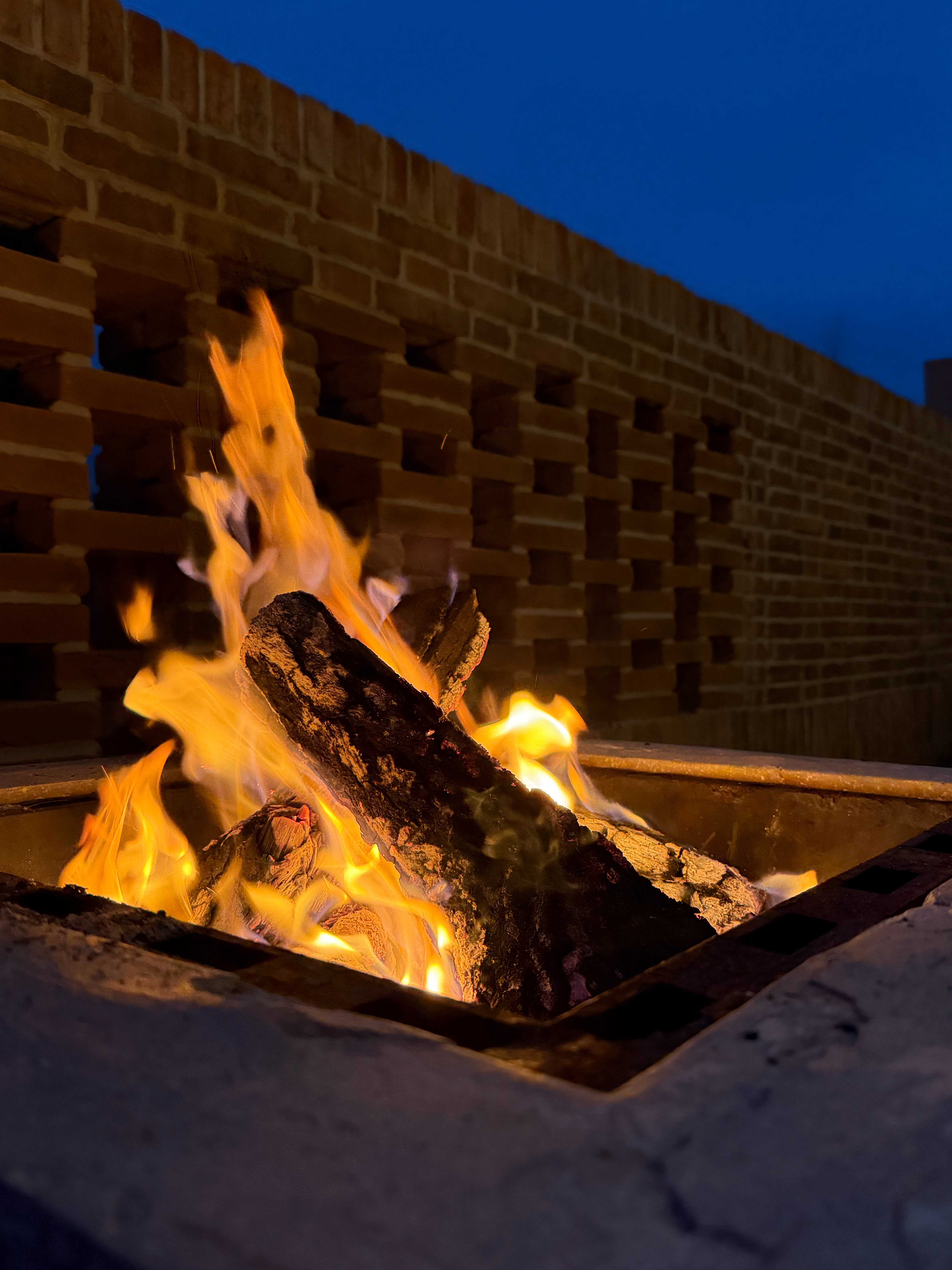 真·小时候的传统艺能，不用酒精啥的助燃剂，一根火柴点起篝火，虽然不是啥难事儿，但