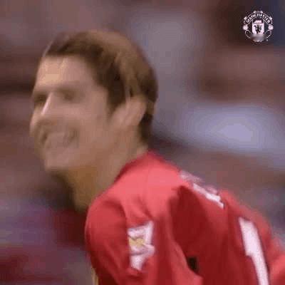 C罗[超话] 2003年的今天，C罗斩获曼联生涯首粒进球！2003年11月1日，