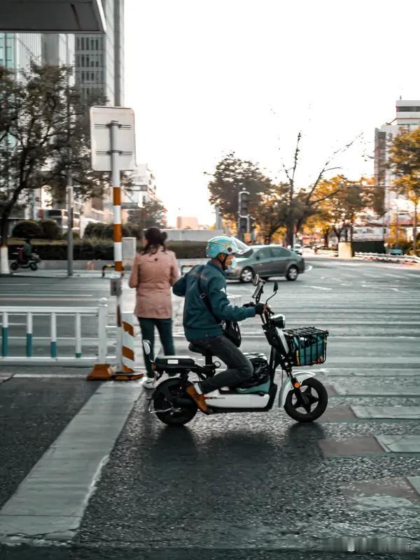晒图大赛快门轻响，定格下城市街头流动的光影，或是山间清晨凝结的朝露。每一张照片都