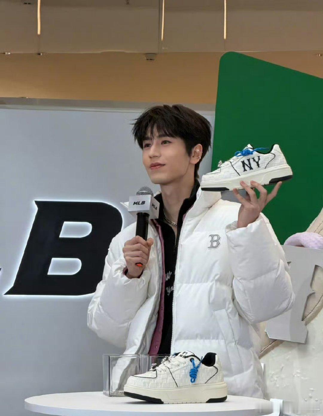 张凌赫敖瑞鹏活动生图张凌赫重庆、敖瑞鹏武汉线下活动生图，两个人今天状态都超好，生