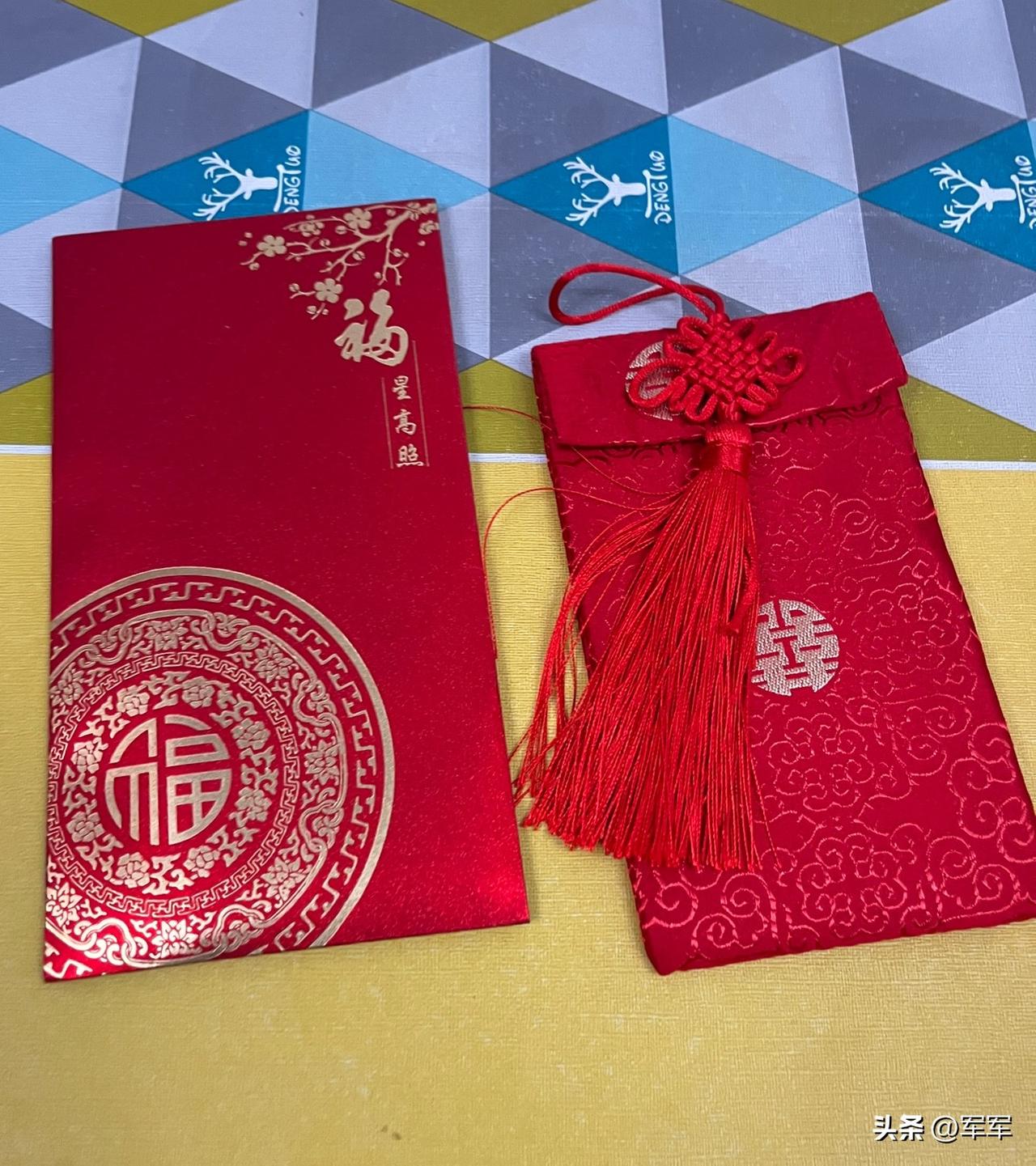 昨天晚上一个在石油系统的朋友，说夜里12点油要涨价，赶紧把油箱加满。

我刚吃完