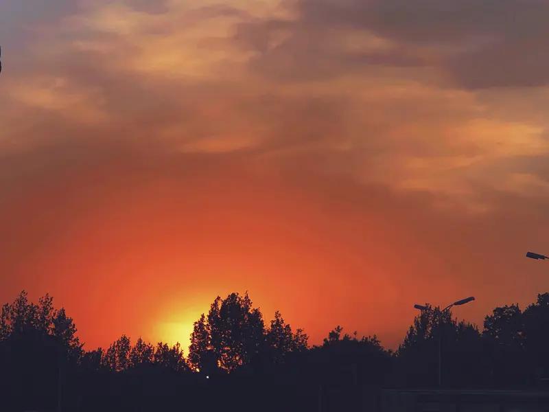 有没有试过回过头，去看你跟一个人的聊天记录，从一开始到现在，看着看着就笑了，笑着