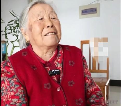 2月24日，山东临沂一88岁老人爬泰山火了！老人拄个登山杖，轻轻松松将泰山拿捏。