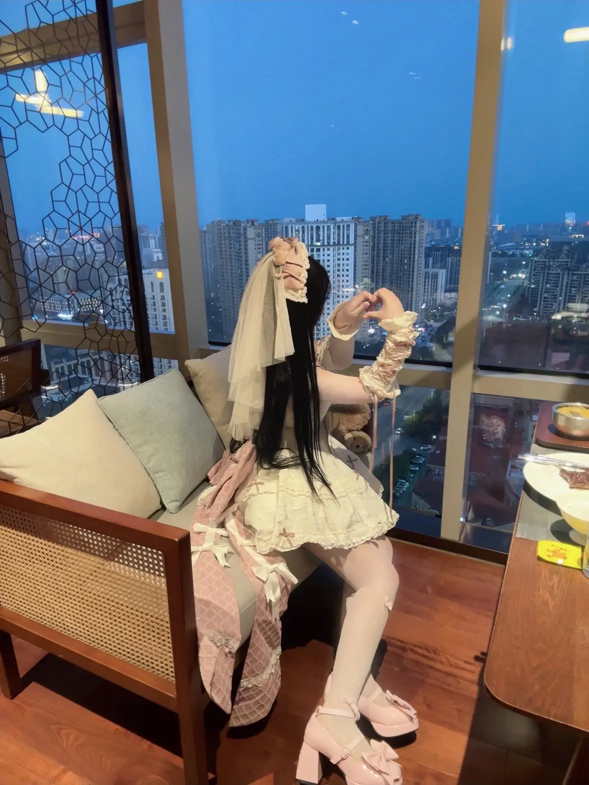 刚开始你夸她可爱 后来你说她脾气太怪