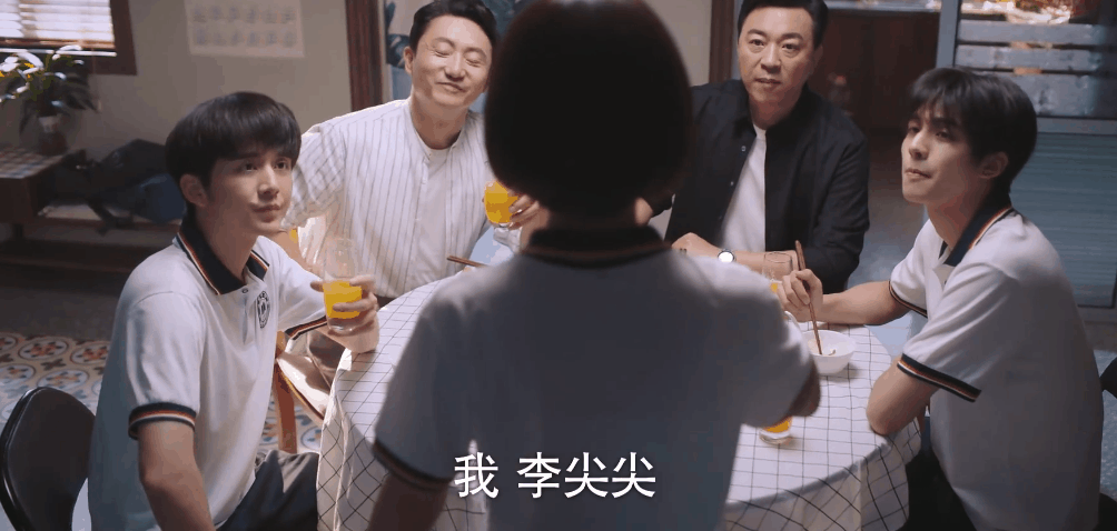 演高中生，确实还是要看谭松韵的李尖尖。确实好！少女的灵动率真，古灵精怪小可爱。
