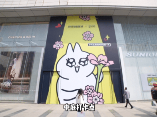 武汉把当地大学生宠出新高度武汉樱花季里的情绪搭子找到了谁懂啊！武汉樱花季的情绪搭